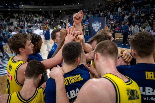 Scene with Anton Nufer 20 Alba Berlin in a team huddle with players from MLP Academics Heidelberg easyCredit BBL MLP Academics Heidelberg - Alba Berlin 06 03 2026 Copyright: xspeedshotx
