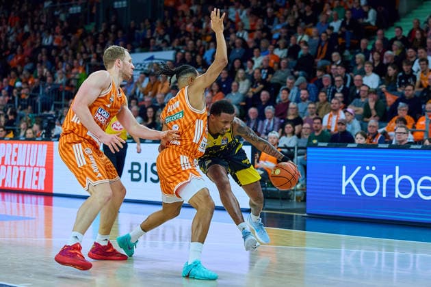 Christian Sengfelder ratiopharm ulm, 43 , Nelson Weidemann ratiopharm ulm, 00 , Brandon Tischler MHP Riesen Ludwigsburg, 24 GER, ratiopharm ulm vs MHP Riesen Ludwigsburg, Basketball, 22 Matchday, EasyCredit BBL, Season 2025 2026, 06 03 2026 GER, ratiopharm ulm vs MHP Riesen Ludwigsburg, Basketball, 22 Matchday, EasyCredit BBL, Season 2025 2026, 06 03 2026 New Ulm Copyright: xEibner-Pressefoto GeraldxOelze-dexStoppanyx EP_ODS