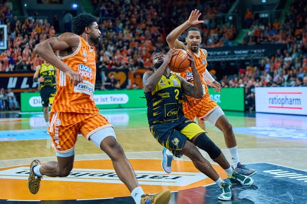 Malik Osborne ratiopharm ulm, 10 , Tray Buchanan MHP Riesen Ludwigsburg, 02 , Justin Simon ratiopharm ulm, 15 GER, ratiopharm ulm vs MHP Riesen Ludwigsburg, Basketball, 22 Matchday, EasyCredit BBL, Season 2025 2026, 06 03 2026 GER, ratiopharm ulm vs MHP Riesen Ludwigsburg, Basketball, 22 Matchday, EasyCredit BBL, Season 2025 2026, 06 03 2026 New Ulm Copyright: xEibner-Pressefoto GeraldxOelze-dexStoppanyx EP_ODS