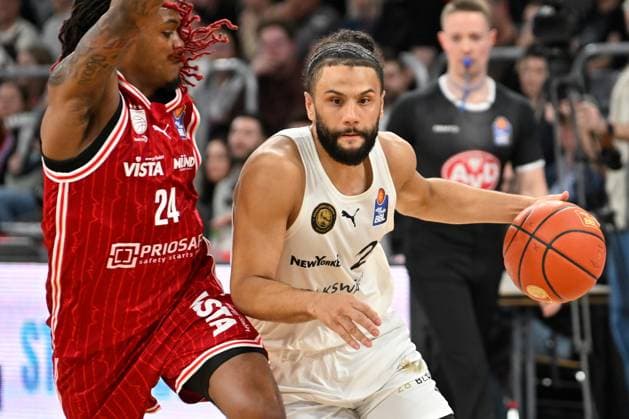 BAMBERG 06 03 2026 Basketball easycredit 1 Basketball Bundesliga 22 Matchday Bamberg Baskets vs Basketball Lions Braunschweig Kaza Kajami Keane 24, Basketball Lions Braunschweig moves to the basket against Cobe Williams 24, Bamberg Baskets Bamberg Baskets vs Basketball Lions Braunschweig