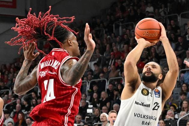 BAMBERG 06 03 2026 Basketball easycredit 1 Basketball Bundesliga 22 Matchday Bamberg Baskets vs Basketball Lions Braunschweig Kaza Kajami Keane 24, Basketball Lions Braunschweig throws against Cobe Williams 24, Bamberg Baskets Bamberg Baskets vs Basketball Lions Braunschweig