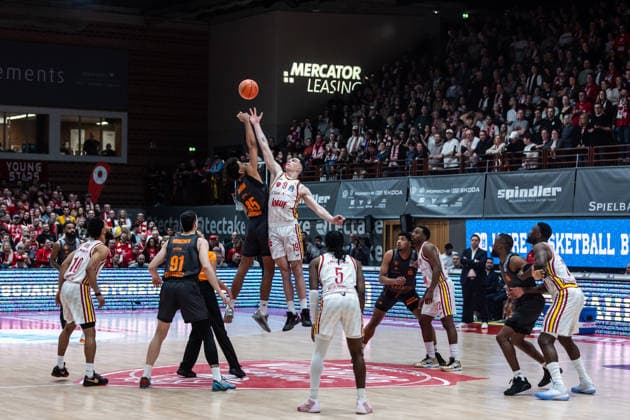 GER, easy Credit Basketball Bundesliga, Fitness First Würzburg Baskets Niners Chemnitz 06 03 2026, tectake ARENA Würzburg, Würzburg, GER, easy Credit Basketball Bundesliga, Fitness First Würzburg Baskets Niners Chemnitz Tipp off, Roman Bedime Niners Chemnitz, 35 , Lukas Roth Fitness First Würzburg Baskets 9 Foto Alexander Trienitz Würzburg tectake ARENA Würzburg Bayern Germany