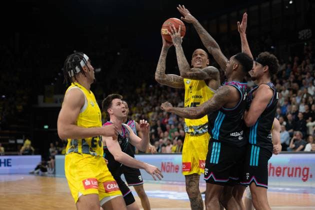 GER, Basketball, easy Credit BBL, EWE Baskets Oldenburg vs Telekom Baskets Bonn 06 03 2026, EWE Arena, Oldenburg, GER, easy Credit BBL, EWE Baskets Oldenburg vs Telekom Baskets Bonn, pictured Michale KYSER EWE Baskets Oldenburg 12 Jeff GARRETT JR Telekom Baskets Bonn 4 Michael KESSENS Telekom Baskets Bonn 6 Nicholas TISCHLER EWE Baskets Oldenburg 11 nordphotoxgmbhx xRojahn nph00310