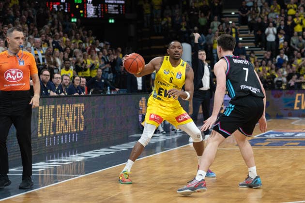 GER, Basketball, easy Credit BBL, EWE Baskets Oldenburg vs Telekom Baskets Bonn 06 03 2026, EWE Arena, Oldenburg, GER, easy Credit BBL, EWE Baskets Oldenburg vs Telekom Baskets Bonn, pictured Kyle LOFTON EWE Baskets Oldenburg 0 Grayson MURPHY Telekom Baskets Bonn 7 nordphotoxgmbhx xRojahn nph00310