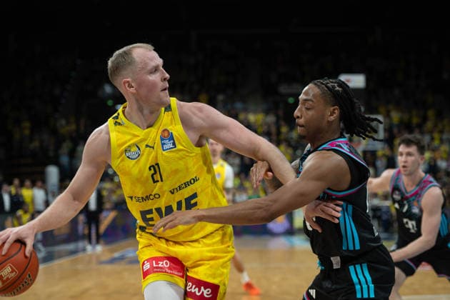 GER, Basketball, easy Credit BBL, EWE Baskets Oldenburg vs Telekom Baskets Bonn 06 03 2026, EWE Arena, Oldenburg, GER, easy Credit BBL, EWE Baskets Oldenburg vs Telekom Baskets Bonn, pictured Seth HINRICHS EWE Baskets Oldenburg 21 Jalen FINCH Telekom Baskets Bonn 0 nordphotoxgmbhx xRojahn nph00310
