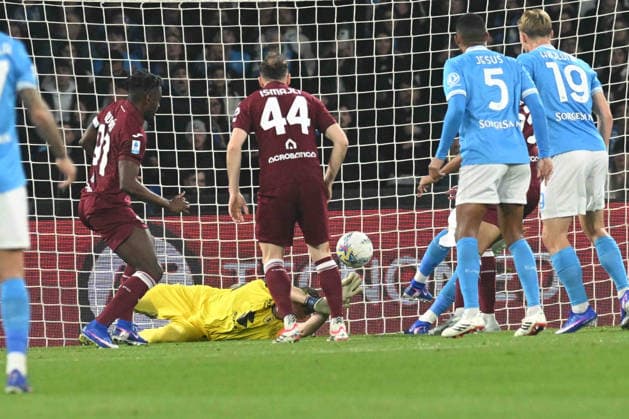 Torino s goalkeeper Alberto Paleari save during the Serie A soccer match between Napoli and Torino at the Diego Armando Maradona Stadium in Naples, southern italy - Friday , March 06 , 2026. - Soccer .  Copyright: xAlessandroxGarofalo LaPressex