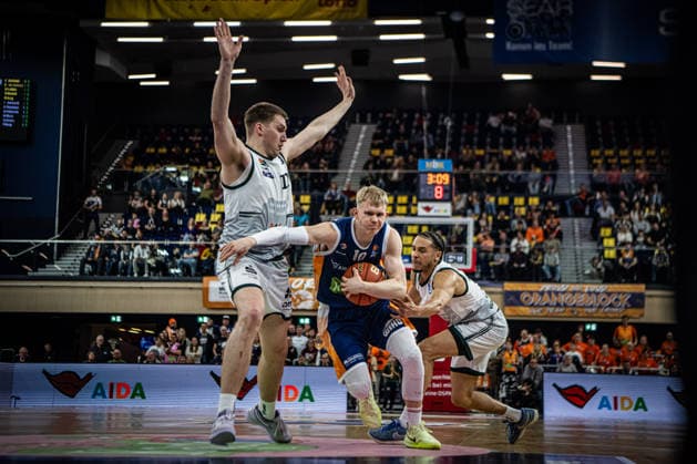 Rostock, Germany 06 March 2026 1 BBL 2025 2026 Rostock Seawolves vs VET CONCEPT Gladiators Trier In the picture from left in the duel Marten Linßen VET CONCEPT Gladiators Trier and Lukasz Kolenda Rostock Seawolves Copyright: xFotostandx xVoelkerx