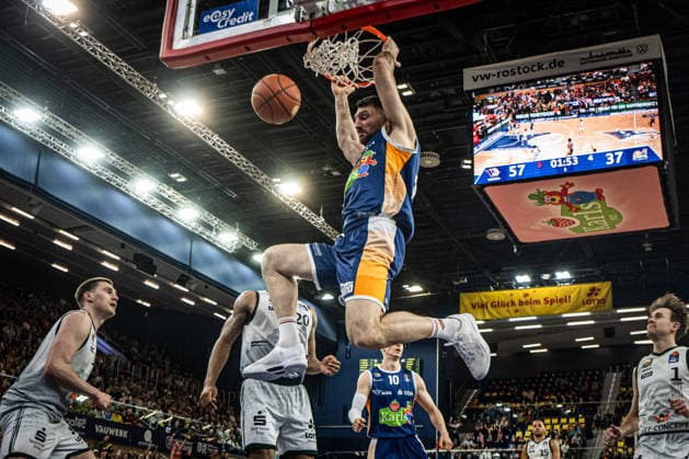 Rostock, Germany 06 March 2026 1 BBL 2025 2026 Rostock Seawolves vs VET CONCEPT Gladiators Trier In the picture in front Owen Klassen Rostock Seawolves makes a dunk, dunkt Copyright: xFotostandx xVoelkerx
