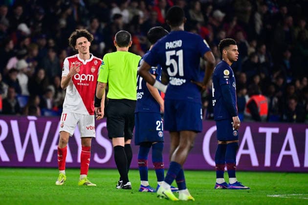 FOOTBALL : PSG vs Monaco - Ligue 1 - 06 03 2026 Maghnes Akliouche of Monaco talks with Ruddy BUQUET ( referee ) during the Ligue 1 match between Paris Saint Germain and AS Monaco at Parc des Princes on March 06, 2026 in Paris, France. ( Photo by Federico Pestellini PsnewZ ) - ParisFrance  Copyright: xFedericoxPestelinix