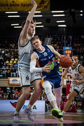 Rostock, Germany 06 March 2026 1 BBL 2025 2026 Rostock Seawolves vs VET CONCEPT Gladiators Trier In the picture from left in the duel Marten Linßen VET CONCEPT Gladiators Trier and Lukasz Kolenda Rostock Seawolves Copyright: xFotostandx xVoelkerx