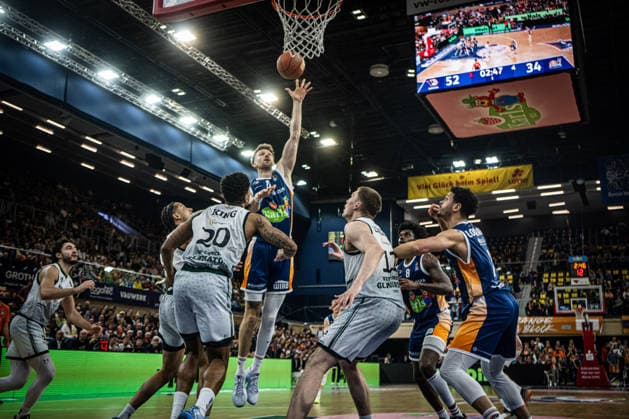 Rostock, Germany 06 March 2026 1 BBL 2025 2026 Rostock Seawolves vs VET CONCEPT Gladiators Trier In the picture 4 from left Andy van Vliet Rostock Seawolves shoots a basket Copyright: xFotostandx xVoelkerx