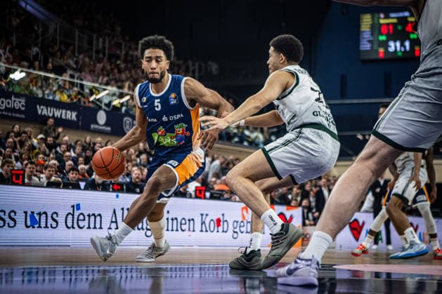 Rostock, Germany 06 March 2026 1 BBL 2025 2026 Rostock Seawolves vs VET CONCEPT Gladiators Trier In the picture from left in a duel D Shawn Schwartz Rostock Seawolves and Evans Rapieque VET CONCEPT Gladiators Trier Copyright: xFotostandx xVoelkerx