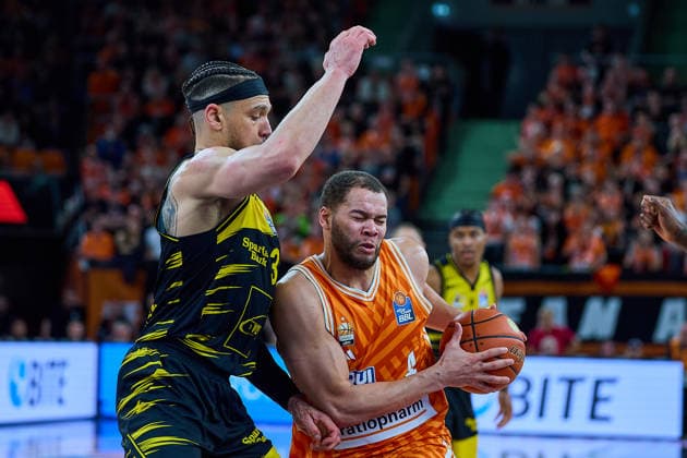 duel, duel between Gavin Schilling MHP Riesen Ludwigsburg, 34 and Christopher Ledlum ratiopharm ulm, 04 GER, ratiopharm ulm vs MHP Riesen Ludwigsburg, Basketball, 22 Matchday, EasyCredit BBL, Season 2025 2026, 06 03 2026 GER, ratiopharm ulm vs MHP Riesen Ludwigsburg, Basketball, 22 Matchday, EasyCredit BBL, Season 2025 2026, 06 03 2026 New Ulm Copyright: xEibner-Pressefoto GeraldxOelze-dexStoppanyx EP_ODS