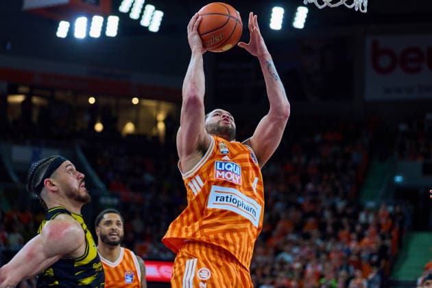 Gavin Schilling MHP Riesen Ludwigsburg, 34 , Christopher Ledlum ratiopharm ulm, 04 GER, ratiopharm ulm vs MHP Riesen Ludwigsburg, Basketball, 22 Matchday, EasyCredit BBL, Season 2025 2026, 06 03 2026 GER, ratiopharm ulm vs MHP Riesen Ludwigsburg, Basketball, 22 Matchday, EasyCredit BBL, Season 2025 2026, 06 03 2026 New Ulm Copyright: xEibner-Pressefoto GeraldxOelze-dexStoppanyx EP_ODS