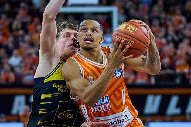 Duel, duel between Julis Baumer MHP Riesen Ludwigsburg, 37 and Nelson Weidemann ratiopharm ulm, 00 GER, ratiopharm ulm vs MHP Riesen Ludwigsburg, Basketball, 22 Matchday, EasyCredit BBL, Season 2025 2026, 06 03 2026 GER, ratiopharm ulm vs MHP Riesen Ludwigsburg, Basketball, 22 Matchday, EasyCredit BBL, Season 2025 2026, 06 03 2026 New Ulm Copyright: xEibner-Pressefoto GeraldxOelze-dexStoppanyx EP_ODS