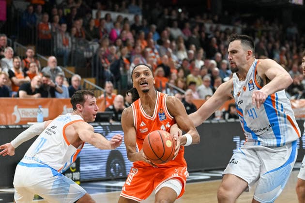 Alonzo Verge jr RASTA Vechta, 11 vs Jack Pagenkopf Science City Jena, 11 and Alex Herrera Science City Jena, 41 RASTA Vechta vs Science City Jena, easyCredit Basketball Bundesliga, 22 Matchday, Season 2025 2026, 06 03 2026, RASTA Vechta vs Science City Jena, easyCredit Basketball Bundesliga, 22 Matchday, Season 2025 2026, 06 03 2026 Vechta Copyright: xEibner-Pressefoto RobertxGertzenx EP_RGN