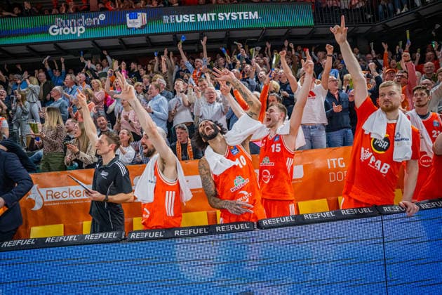 1 Basketball Bundesliga, easyCredit BBL, Season 2025 2026, Men, Main Round, 22 Matchday, 06 03 2026, RASTA Vechta Science City Jena The RASTA Vechta team shows emotions during the game Vechta RASTA Dome Lower Saxony Germany