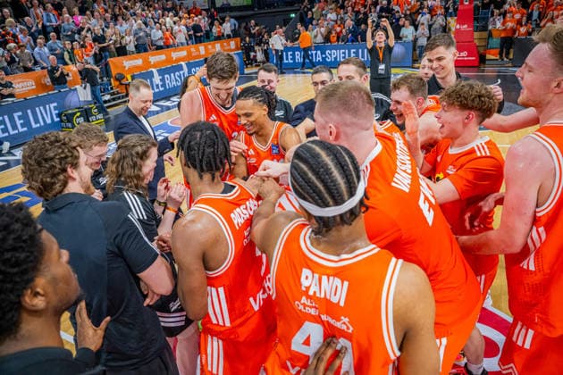 1 Basketball Bundesliga, easyCredit BBL, Season 2025 2026, Men, Main Round, 22 Matchday, 06 03 2026, RASTA Vechta Science City Jena The RASTA Vechta team after the game Vechta RASTA Dome Lower Saxony Germany