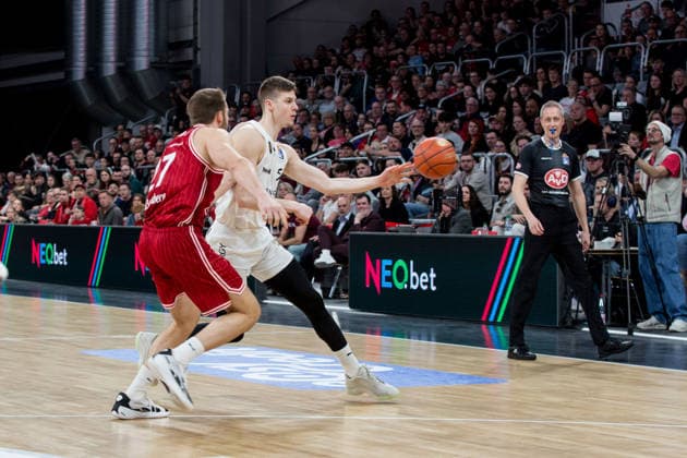 Bamberg, Germany 06 March 2026 1 BBL 2025 2026 BMA365 Bamberg Baskets vs Basketball Lions Braunschweig Pictured from left Moritz Krimmer Bamberg and Luka Scuka Braunschweig Brose Arena Bayern Copyright: xFotostandx xSchmittx