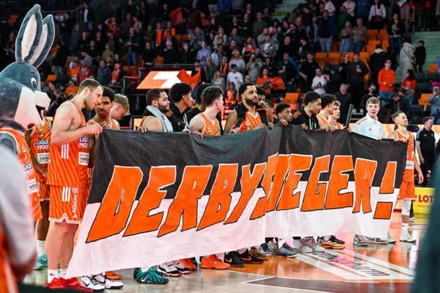 GER, BBL, ratiopharm Ulm vs MHP Riesen Ludwigsburg 06 03 2026, ratiopharm arena, Neu Ulm, GER, BBL, ratiopharm Ulm vs MHP Riesen Ludwigsburg, in the picture derby winner, Ulm players are happy with a banner after the end of the game nordphotoxGmbHx xHafner nph00200