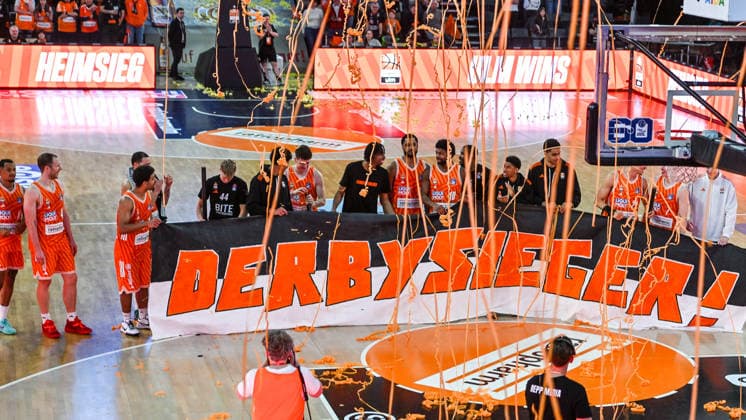 GER, BBL, ratiopharm Ulm vs MHP Riesen Ludwigsburg 06 03 2026, ratiopharm arena, Neu Ulm, GER, BBL, ratiopharm Ulm vs MHP Riesen Ludwigsburg, in the picture derby winner, Ulm players are happy with a banner after the end of the game nordphotoxGmbHx xHafner nph00200