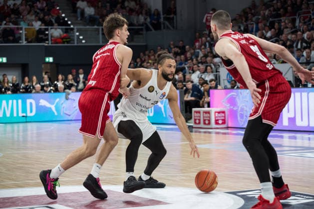 Bamberg, Germany 06 March 2026 1 BBL 2025 2026 BMA365 Bamberg Baskets vs Basketball Lions Braunschweig Pictured from left Zachary Ensminger Bamberg , Kaza Kajami Keane Braunschweig and Daniel Keppeler Bamberg Brose Arena Bayern Copyright: xFotostandx xSchmittx