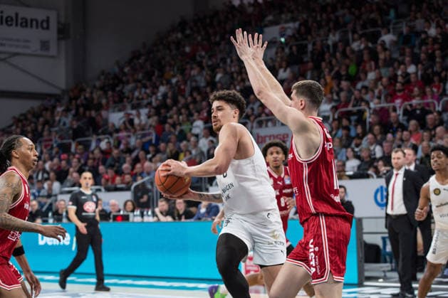 Bamberg, Germany 06 March 2026 1 BBL 2025 2026 BMA365 Bamberg Baskets vs Basketball Lions Braunschweig Pictured from left Joshua Obiesie Braunschweig vs Richard Balint Bamberg Brose Arena Bayern Copyright: xFotostandx xSchmittx
