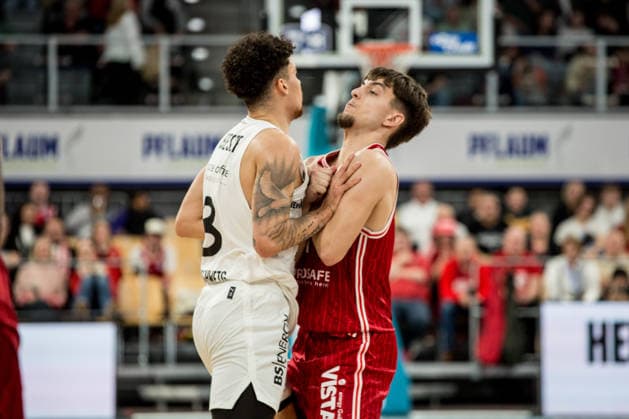 Bamberg, Germany 06 March 2026 1 BBL 2025 2026 BMA365 Bamberg Baskets vs Basketball Lions Braunschweig In the picture Joshua Obiesie Braunschweig and Zachary Ensminger Bamberg clash Brose Arena Bayern Copyright: xFotostandx xSchmittx
