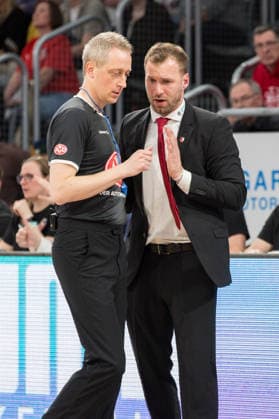 Bamberg, Germany 06 March 2026 1 BBL 2025 2026 BMA365 Bamberg Baskets vs Basketball Lions Braunschweig In the picture coach Anton Gavel Bamberg talks to the referee Brose Arena Bayern Copyright: xFotostandx xSchmittx