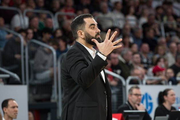 Bamberg, Germany 06 March 2026 1 BBL 2025 2026 BMA365 Bamberg Baskets vs Basketball Lions Braunschweig In the picture coach Ramon Diaz Braunschweig shows 5 fingers Brose Arena Bayern Copyright: xFotostandx xSchmittx