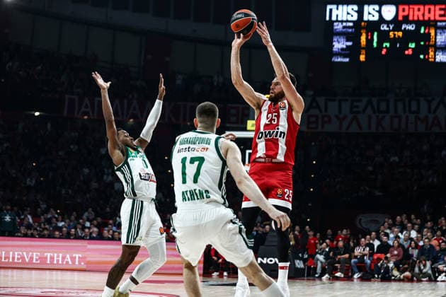 Olympiacos Piraeus v Panathinaikos AKTOR - Euroleague PIRAEUS, GREECE - MARCH 06: Olympiacos Alec Peters (25) in action with Panathinaikos Nikolaos Rogavopoulos (L) during the match of Olympiacos Piraeus against Panathinaikos AKTOR Athens for The Turkish Airlines Euroleague season 2025-26 in Piece and Friendship Stadium , in Piraeus, Greece on 6 March 2026. Andreas Papakonstantinou Anadolu Piraeus Greece. Editorial use only. Please get in touch for any other usage.  Copyright: x2026xAnadoluxAndreasxPapakonstantinoux