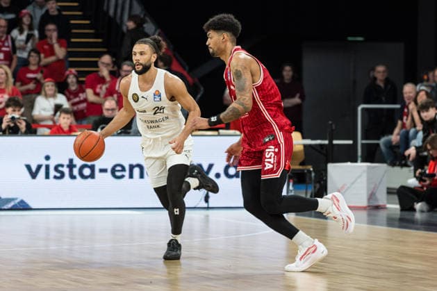 Bamberg, Germany 06 March 2026 1 BBL 2025 2026 BMA365 Bamberg Baskets vs Basketball Lions Braunschweig Pictured from left Kaza Kajami Keane Braunschweig and Ibi Watson Bamberg Brose Arena Bayern Copyright: xFotostandx xSchmittx