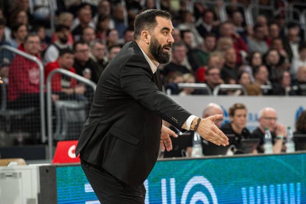 Bamberg, Germany 06 March 2026 1 BBL 2025 2026 BMA365 Bamberg Baskets vs Basketball Löwen Braunschweig In the picture coach Ramon Diaz Braunschweig gestures with his hand on the sidelines Brose Arena Bayern Copyright: xFotostandx xSchmittx
