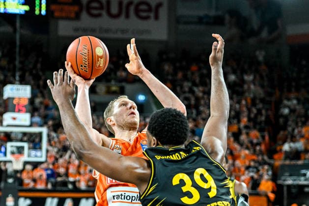 GER, BBL, ratiopharm Ulm vs MHP Riesen Ludwigsburg 06 03 2026, ratiopharm arena, Neu Ulm, GER, BBL, ratiopharm Ulm vs MHP Riesen Ludwigsburg, in the picture Christian Sengfelder Ulm, 43 , Maxwell Dongmo Temoka Ludwigsburg, 39 nordphotoxGmbHx xHafner nph00200