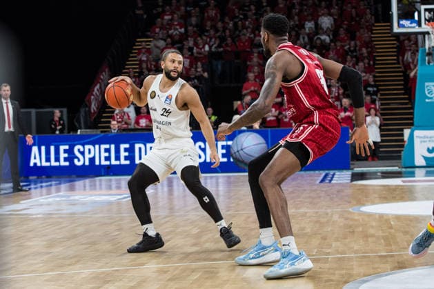 Bamberg, Germany 06 March 2026 1 BBL 2025 2026 BMA365 Bamberg Baskets vs Basketball Lions Braunschweig Pictured from left Kaza Kajami Keane Braunschweig vs Ejiofor Onu Bamberg Brose Arena Bayern Copyright: xFotostandx xSchmittx