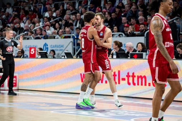 Bamberg, Germany 06 March 2026 1 BBL 2025 2026 BMA365 Bamberg Baskets vs Basketball Lions Braunschweig Pictured from left cheering Demarcus Demonia Bamberg and Moritz Krimmer Bamberg Brose Arena Bayern Copyright: xFotostandx xSchmittx