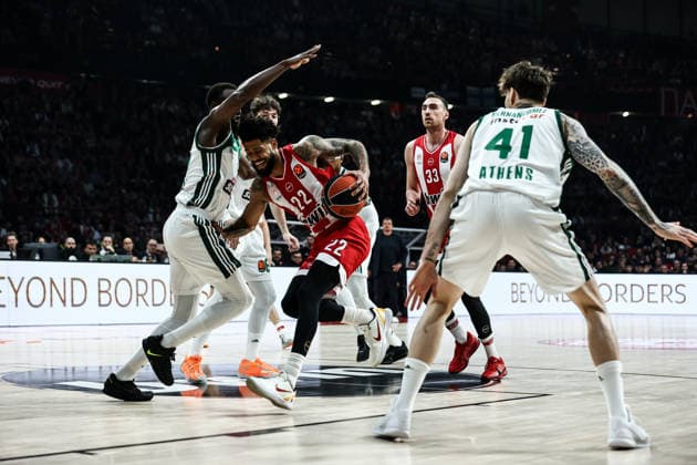 Olympiacos Piraeus v Panathinaikos AKTOR - Euroleague PIRAEUS, GREECE - MARCH 06: Olympiacos’ Tyler Dorsey and Panathinaikos’ Jerian Grant compete for the ball during the EuroLeague 2025-26 season basketball match between Olympiacos Piraeus and Panathinaikos AKTOR Athens at the Peace and Friendship Stadium in Piraeus, Greece, on March 06, 2026. Andreas Papakonstantinou Anadolu Piraeus Greece. Editorial use only. Please get in touch for any other usage.  Copyright: x2026xAnadoluxAndreasxPapakonstantinoux