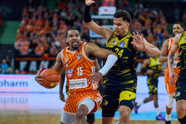 duel, duel between Justin Simon ratiopharm ulm, 15 and Brandon Tischler MHP Riesen Ludwigsburg, 24 GER, ratiopharm ulm vs MHP Riesen Ludwigsburg, Basketball, 22 Matchday, EasyCredit BBL, Season 2025 2026, 06 03 2026 GER, ratiopharm ulm vs MHP Riesen Ludwigsburg, Basketball, 22 Matchday, EasyCredit BBL, Season 2025 2026, 06 03 2026 New Ulm Copyright: xEibner-Pressefoto GeraldxOelze-dexStoppanyx EP_ODS