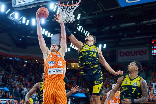 Air fight Christian Sengfelder ratiopharm ulm, 43 and Brandon Tischler MHP Riesen Ludwigsburg, 24 , Elijah Hughes MHP Riesen Ludwigsburg, 07 GER, ratiopharm ulm vs MHP Riesen Ludwigsburg, Basketball, 22 Matchday, EasyCredit BBL, Season 2025 2026, 06 03 2026 GER, ratiopharm ulm vs MHP Riesen Ludwigsburg, Basketball, 22 Matchday, EasyCredit BBL, Season 2025 2026, 06 03 2026 New Ulm Copyright: xEibner-Pressefoto GeraldxOelze-dexStoppanyx EP_ODS