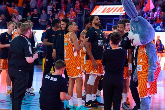 good mood at ratiopharm ulm after the end of the match GER, ratiopharm ulm vs MHP Riesen Ludwigsburg, Basketball, 22 Matchday, EasyCredit BBL, Season 2025 2026, 06 03 2026 GER, ratiopharm ulm vs MHP Riesen Ludwigsburg, Basketball, 22 Matchday, EasyCredit BBL, Season 2025 2026, 06 03 2026 New Ulm Copyright: xEibner-Pressefoto GeraldxOelze-dexStoppanyx EP_ODS
