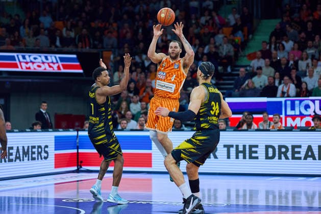 Elijah Hughes MHP Riesen Ludwigsburg, 07 , Christopher Ledlum ratiopharm ulm, 04 , Gavin Schilling MHP Riesen Ludwigsburg, 34 GER, ratiopharm ulm vs MHP Riesen Ludwigsburg, Basketball, 22 Matchday, EasyCredit BBL, Season 2025 2026, 06 03 2026 GER, ratiopharm ulm vs MHP Riesen Ludwigsburg, Basketball, 22 Matchday, EasyCredit BBL, Season 2025 2026, 06 03 2026 New Ulm Copyright: xEibner-Pressefoto GeraldxOelze-dexStoppanyx EP_ODS