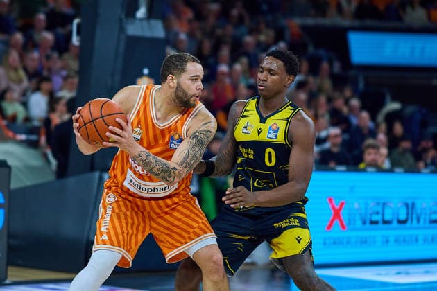 duel, duel between Christopher Ledlum ratiopharm ulm, 04 and Babacar Sane MHP Riesen Ludwigsburg, 00 GER, ratiopharm ulm vs MHP Riesen Ludwigsburg, Basketball, 22 Matchday, EasyCredit BBL, Season 2025 2026, 06 03 2026 GER, ratiopharm ulm vs MHP Riesen Ludwigsburg, Basketball, 22 Matchday, EasyCredit BBL, Season 2025 2026, 06 03 2026 New Ulm Copyright: xEibner-Pressefoto GeraldxOelze-dexStoppanyx EP_ODS