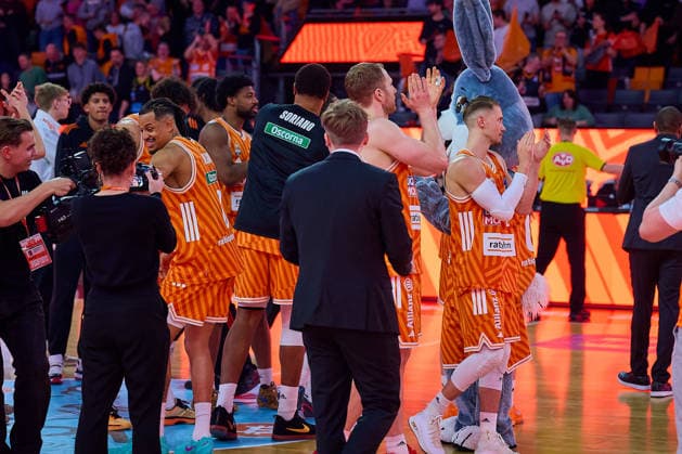 good mood at ratiopharm ulm after the end of the match GER, ratiopharm ulm vs MHP Riesen Ludwigsburg, Basketball, 22 Matchday, EasyCredit BBL, Season 2025 2026, 06 03 2026 GER, ratiopharm ulm vs MHP Riesen Ludwigsburg, Basketball, 22 Matchday, EasyCredit BBL, Season 2025 2026, 06 03 2026 New Ulm Copyright: xEibner-Pressefoto GeraldxOelze-dexStoppanyx EP_ODS