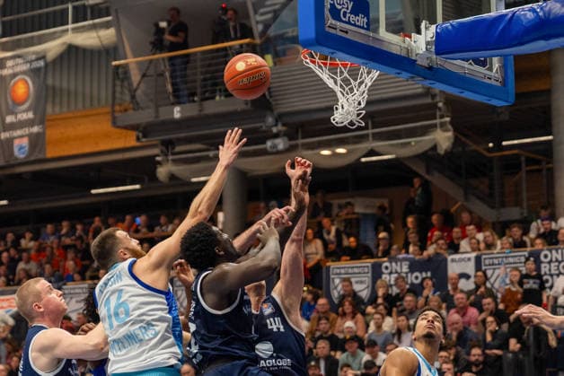 Scramble in front of the basket of Skyliners Frankfurt Syntainics MBC vs Skyliners Frankfurt, Basketball, 1 Basketball Bundesliga, 22 Matchday, Season 2025 2026, 06 03 2026 Syntainics MBC vs Skyliners Frankfurt, Basketball, 1 Basketball Bundesliga, 22 Matchday, Season 2025 2026, 06 03 2026 Weissenfels Copyright: xEibner-Pressefoto PiaxSchindlerx EP_PSR