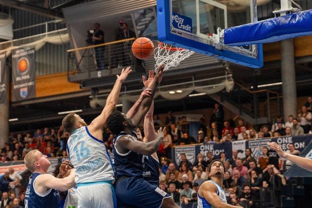 Radii Caisin Skyliners Frankfurt, 16 defends an attack of Syntainics MBC Syntainics MBC vs Skyliners Frankfurt, Basketball, 1 Basketball Bundesliga, 22 Matchday, Season 2025 2026, 06 03 2026 Syntainics MBC vs Skyliners Frankfurt, Basketball, 1 Basketball Bundesliga, 22 Matchday, Season 2025 2026, 06 03 2026 Weissenfels Copyright: xEibner-Pressefoto PiaxSchindlerx EP_PSR