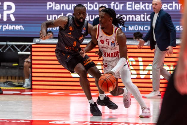 GER, easy Credit Basketball Bundesliga, Fitness First Würzburg Baskets Niners Chemnitz 06 03 2026, tectake ARENA Würzburg, Würzburg, GER, easy Credit Basketball Bundesliga, Fitness First Würzburg Baskets Niners Chemnitz Marcus Carr Fitness First Würzburg Baskets 5 , John Edward Newman III Niners Chemnitz, 9 Foto Alexander Trienitz Würzburg tectake ARENA Würzburg Bayern Germany