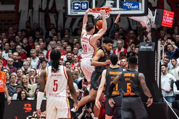GER, easy Credit Basketball Bundesliga, Fitness First Würzburg Baskets Niners Chemnitz 06 03 2026, tectake ARENA Würzburg, Würzburg, GER, easy Credit Basketball Bundesliga, Fitness First Würzburg Baskets Niners Chemnitz Christian Skladanowski Fitness First Würzburg Baskets 19 with a dunk Photo Alexander Trienitz Würzburg tectake ARENA Würzburg Bayern Germany