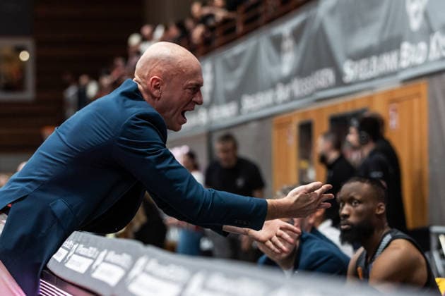 GER, easy Credit Basketball Bundesliga, Fitness First Würzburg Baskets Niners Chemnitz 06 03 2026, tectake ARENA Würzburg, Würzburg, GER, easy Credit Basketball Bundesliga, Fitness First Würzburg Baskets Niners Chemnitz Rodrigo Pastore Head Coach , Niners Chemnitz talks to his players Photo Alexander Trienitz Würzburg tectake ARENA Würzburg Bayern Germany