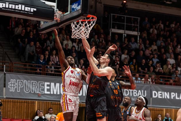 GER, easy Credit Basketball Bundesliga, Fitness First Würzburg Baskets Niners Chemnitz 06 03 2026, tectake ARENA Würzburg, Würzburg, GER, easy Credit Basketball Bundesliga, Fitness First Würzburg Baskets Niners Chemnitz Marcus Carr Fitness First Würzburg Baskets 5 , Yordan Minchev Niners Chemnitz, 91 Photo Alexander Trienitz Würzburg tectake ARENA Würzburg Bayern Germany