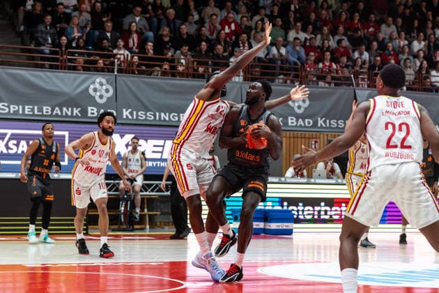 GER, easy Credit Basketball Bundesliga, Fitness First Würzburg Baskets Niners Chemnitz 06 03 2026, tectake ARENA Würzburg, Würzburg, GER, easy Credit Basketball Bundesliga, Fitness First Würzburg Baskets Niners Chemnitz Amadou Sow Niners Chemnitz, 12 , Eddy Edigin Jr Fitness First Würzburg Baskets 27 Foto Alexander Trienitz Würzburg tectake ARENA Würzburg Bayern Germany